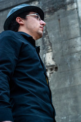 Hombre con sombrero negro, camisa y maletas