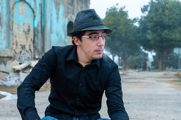 Hombre con sombrero negro, camisa y maletas