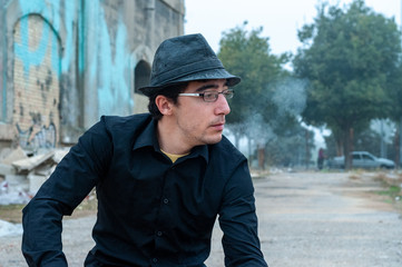 Hombre con sombrero negro, camisa y maletas