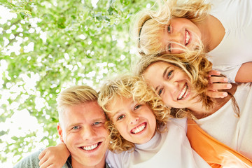 Eltern und Kinder als glückliches Team