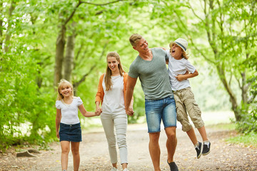 Familie beim entspannten Spaziergang