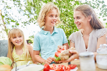 Mutter und Sohn freuen sich auf das Frühstück