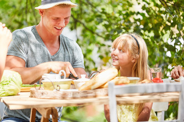 Vater und Tochter beim Frühstück im Garten