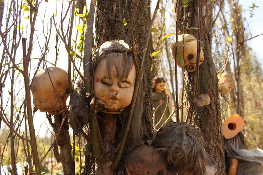 Bambole impiccate giocattoli macabri
