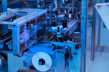 Rotary die cutting machine with slitting blade system
