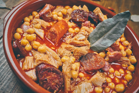 Garbanzos con callos en plato cer&aacute;mico fondo madera