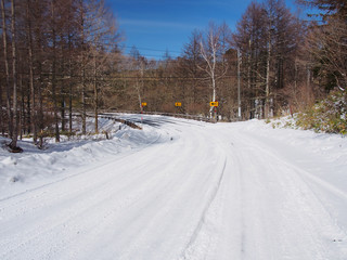 滑りやすい雪、山道のカーブ