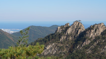 Fototapeta premium Autumn mountains and rocks in Seoraksan National Park in Sokcho in South Korea.