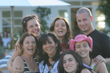 mulheres e um homem sorrindo no final de tarde