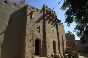 tradycyjne budynki z cegiel i gliny w timbuktu, mali
