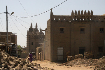 tradycyjne budynki z cegiel i gliny w timbuktu, mali
