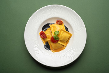  Ravioli di cernia con pomodoro basilico e nero di seppia