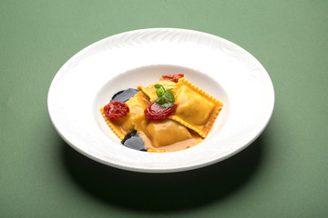  Ravioli di cernia con pomodoro basilico e nero di seppia