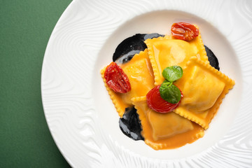  Ravioli di cernia con pomodoro basilico e nero di seppia
