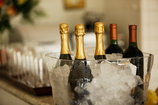 garrafas de champagne em balde de gelo