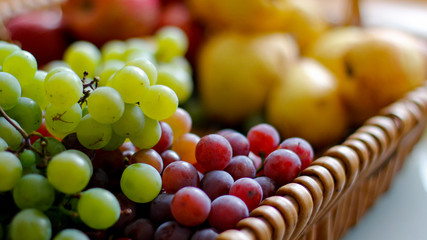 uvas vermelhas e verdes em uma bandeja, foco restrito