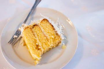 fatia de bolo de creme e coco