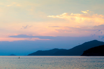 Fototapeta premium mar e montanhas no crepúsculo