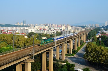 An ND5 traction train passes through Nanjing Yangtze River Bridge.