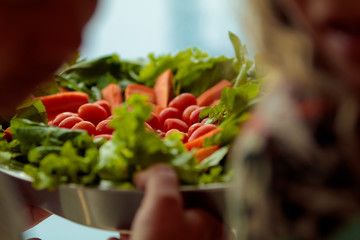 salada de algace, tomates e cenouras, foco restrito