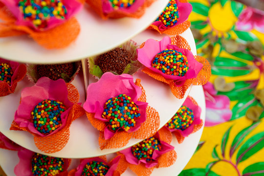 brigadeiros e docinhos de festa de anivers&aacute;rio coloridos, doces brasileiros