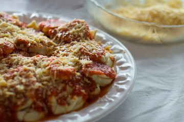 prato de macarronada com parmesão ralado