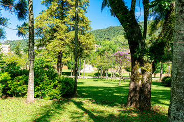 Praça pública arborizada em uma cidade do interior de São Paulo, Brasil