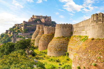 Fototapeta Kumbhalgarh fort and wall in rajasthan, india obraz