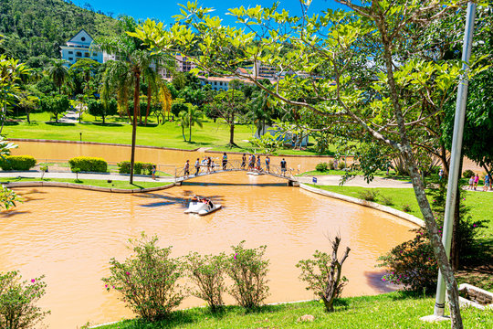 vista do lago com &aacute;gua barrenta, arborizado e com pedalinho para passear em uma cidade do interior de S&atilde;o Paulo, Brasil