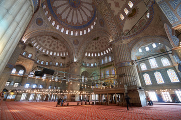 Fototapeta na wymiar Interior of the Sultanahmet Blue Mosque in Istanbul, Turkey.