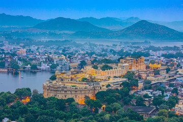 Obraz premium Aerial view of City Palace at night. Udaipur, Rajasthan, India