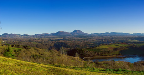 Fototapeta premium Panoramiczny widok na Puy-de-Dome, wulkan Auvergne, łańcuch Kopuł