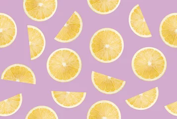 Fotobehang Citroen patroon met schijfjes citroen op een paarse achtergrond