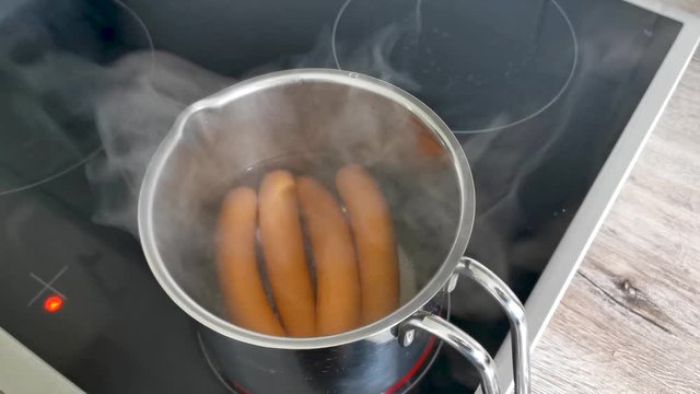 Wiener Würstchen kochen in einem Topf mit Wasser