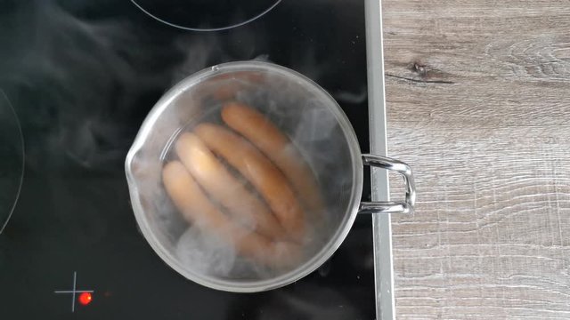 Wiener Würstchen kochen in einem Topf mit Wasser