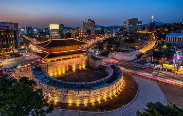 night view of dongdaemun traditional gate in seoul city south korea - obrazy, fototapety, plakaty