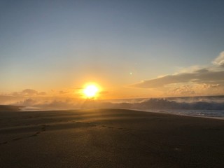 Fototapeta na wymiar Wellen bei Sonnenuntergang