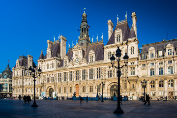 Fototapeta premium widok na panoramę Paryża z ratuszem Hotel de Ville