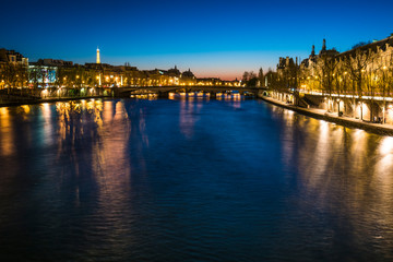 Fototapeta na wymiar night view of city of Paris