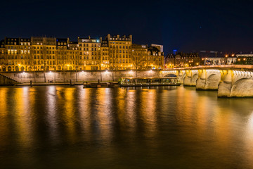Fototapeta na wymiar city of paris at night