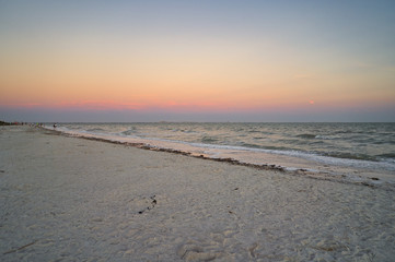 Traumhafter Sonnenuntergang mit Pastellfarben am einsamen Strand, Fernweh und Sehnsucht rufen