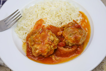 tomates farcies et riz dans une assiette