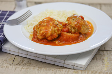 tomates farcies et riz dans une assiette