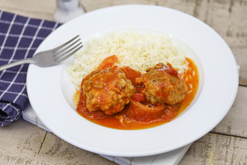 tomates farcies et riz dans une assiette