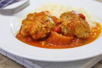 tomates farcies et riz dans une assiette