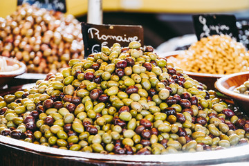 Olives vertes et noires en vente sur un marché provençal