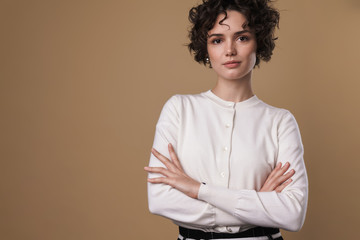 Image of confident caucasian woman posing and looking at camera