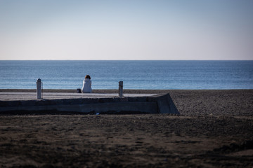 海を見つめる女性