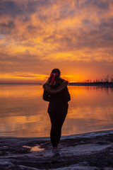 Mujer al atardecer