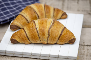 croissants au chocolat sur une table